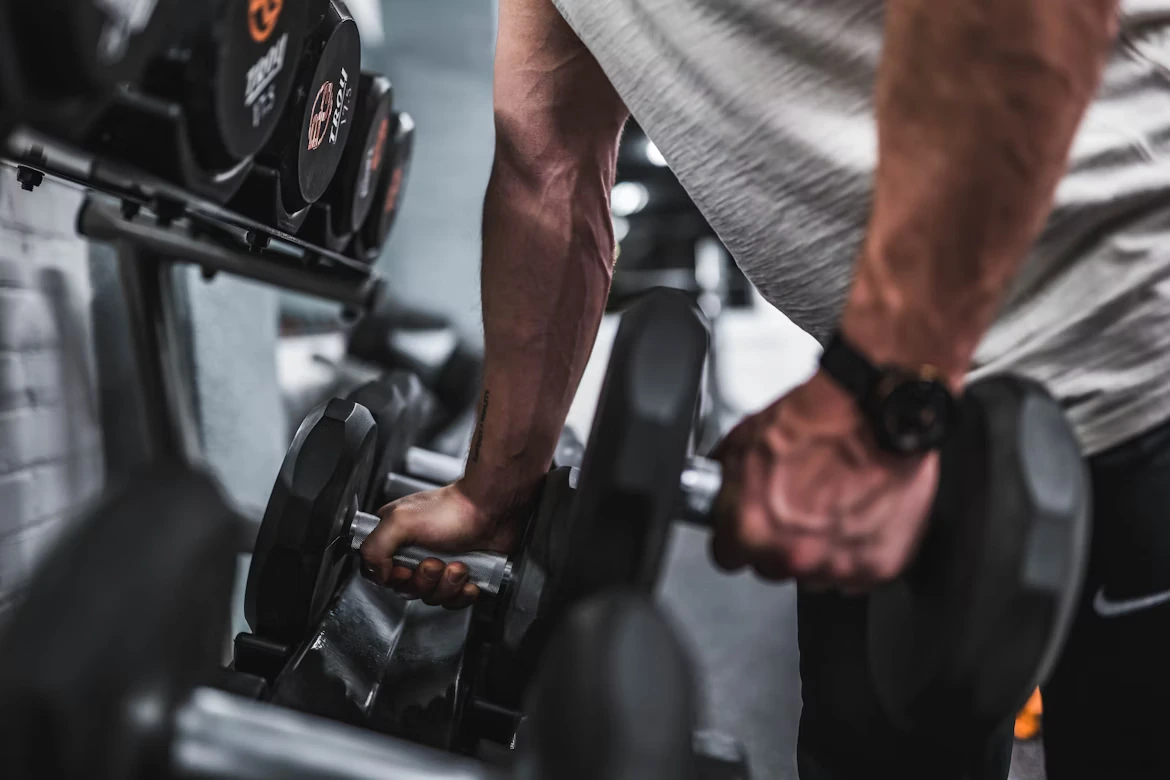 O persoană care folosește un aparat de fitness